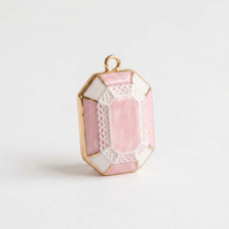French-Style Powder Lace Pendant Delicately Dripping Oil Exquisitely Gold-Edged A Retro Girlish Accessory A Charming Design.
