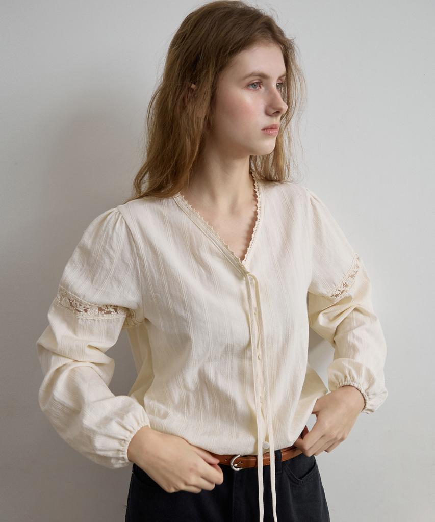 LETTER FROM MOON Garden Lace Banding Blouse ( Cream )