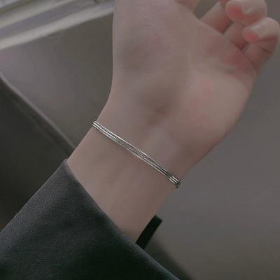 Koreanisches minimalistisches dreilagiges Schlangengliederketten-Armband für Damen - Schickes Nischendesign, hochwertiger Modeschmuck