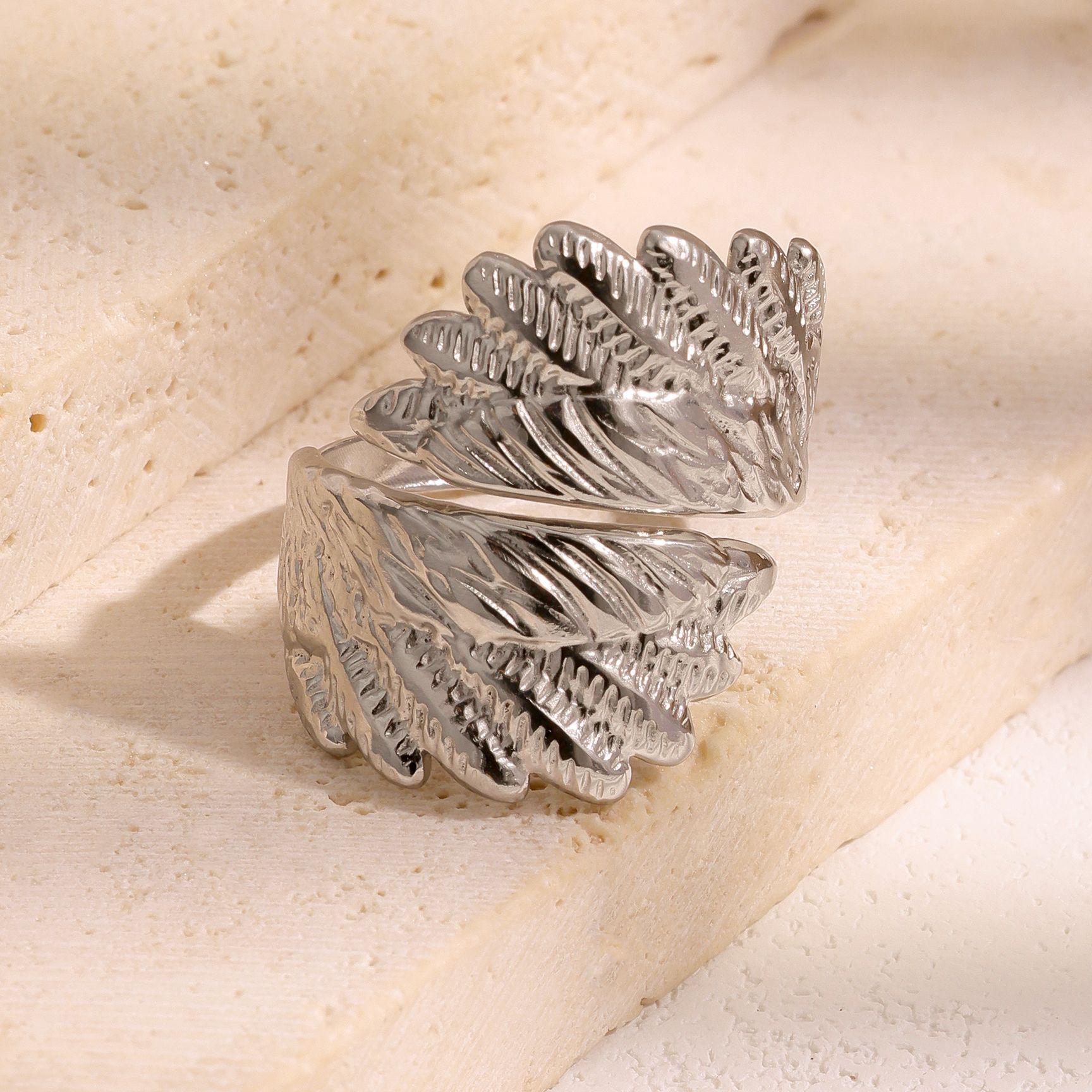 

Exquisite Non-Fading Titanium Steel Women s Ring with Wing Design - Trendy, Versatile, and Smooth Band