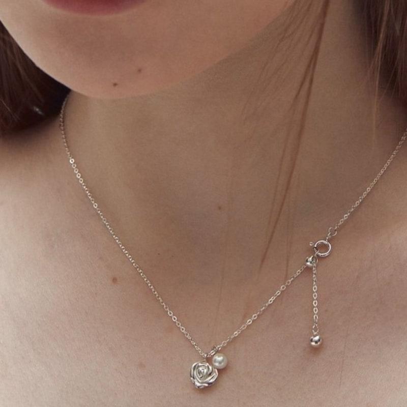 moi moi Petit rose pearl necklace (2 colors)