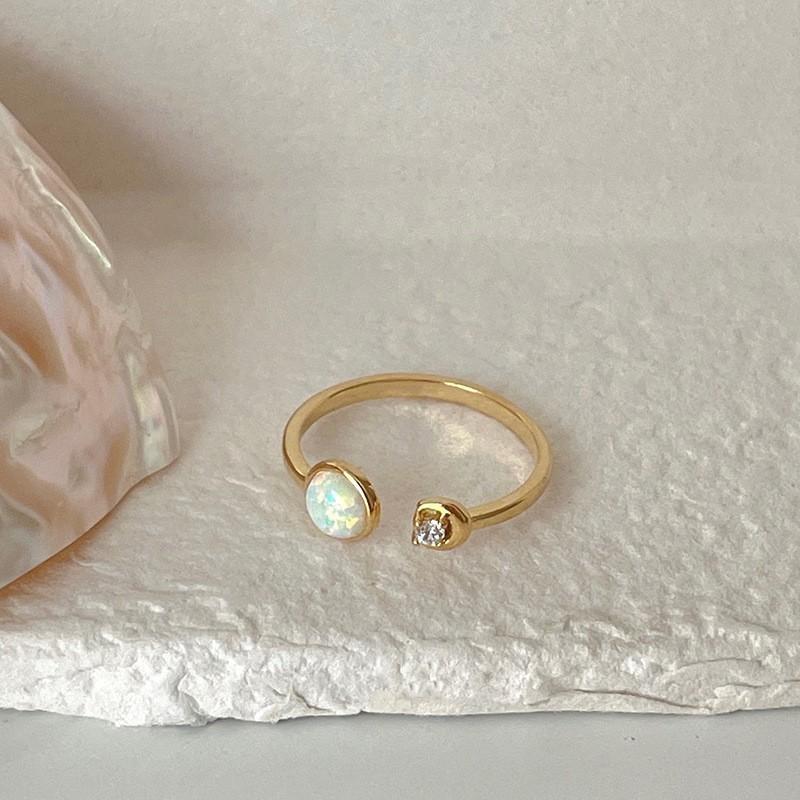 Copper Contemporary Vintage Ring For Women With Luxurious Gold Finish And Dazzling Geometric Diamond Detailing