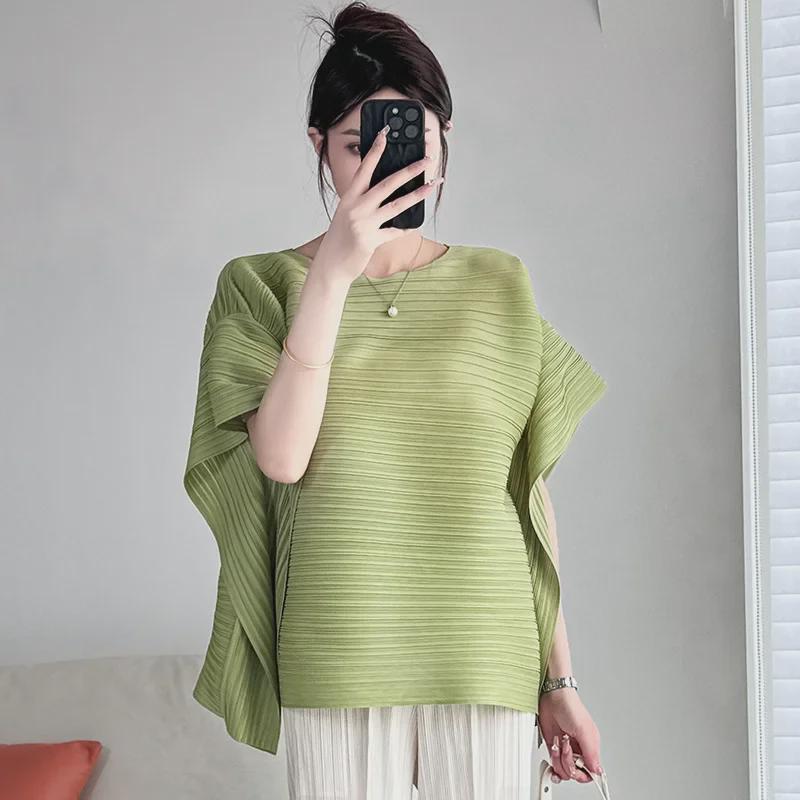 "Irregularly Pleated Solid Color Slim T-Shirt - Short Sleeve, Loose Fit, Belly-Covering, Medium-Length, Summer Style"