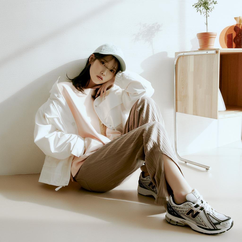 New Balance 1906R 'Metallic Silver Metallic Gold' Sneakers M1906RA