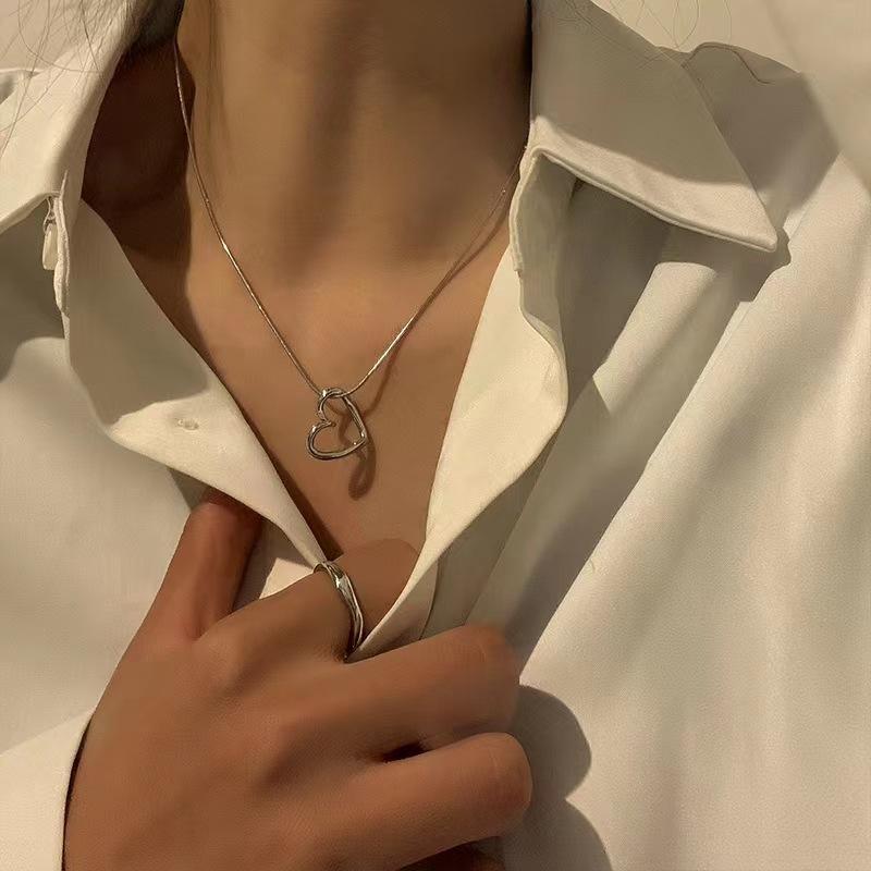 Nische Hohl Liebe Halskette Weibliche Einfache Design Anhänger Schlüsselbein Kette Rock Titan Stahl Schmuck Weibliche