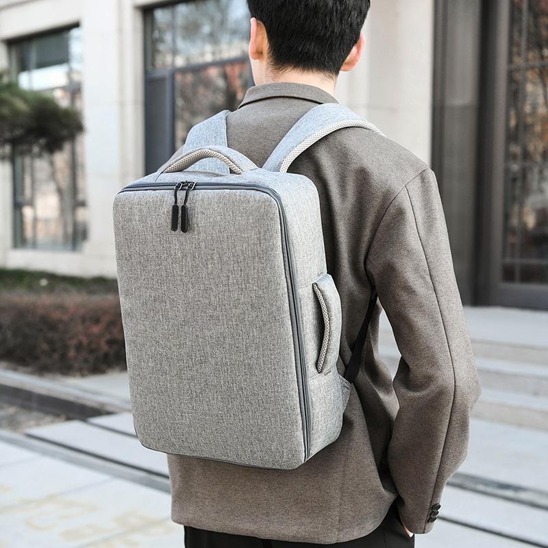 Ce sac à dos est un sac à dos d'ordinateur portable polyvalent pour les voyages d'affaires pour hommes.