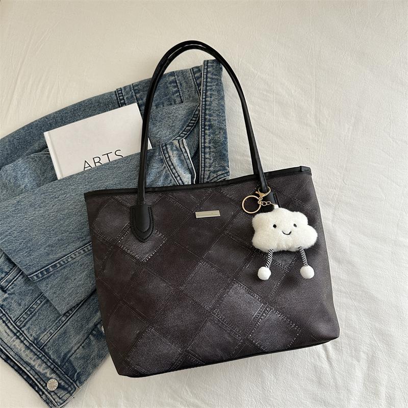 

2024 летняя новая простая и модная сумка через плечо большой емкости простая сумка-тоут для студентов колледжа класс сумка для поездок на работу женская Without pendant чёрный