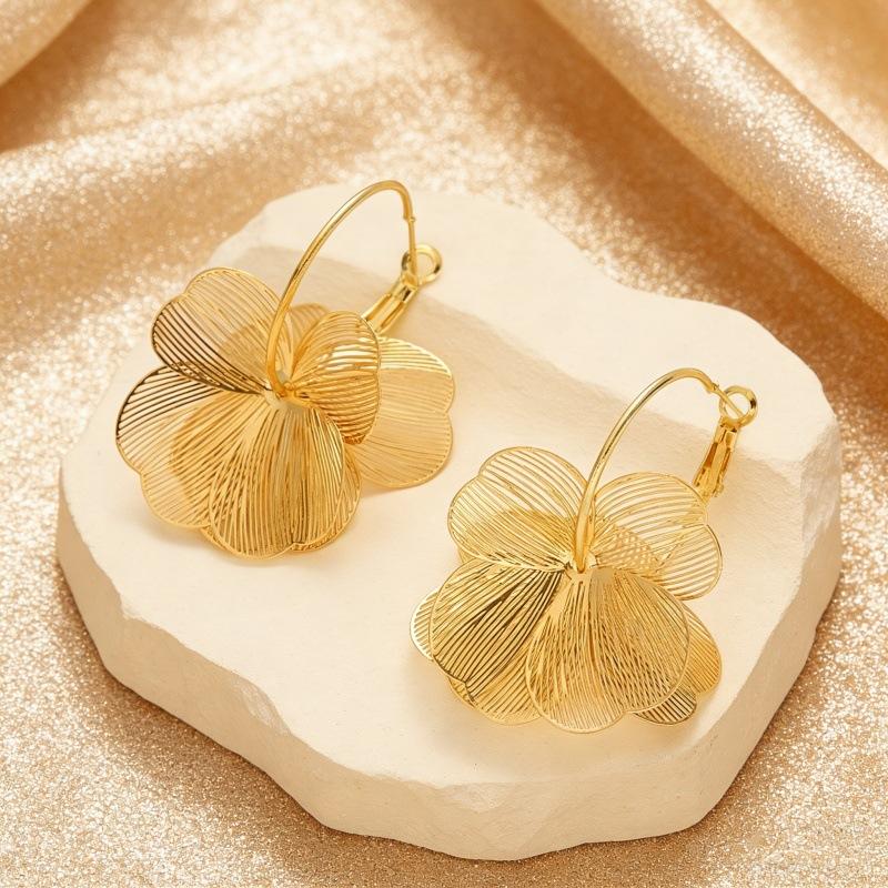 Luxurious and Sophisticated Floral Earrings with A Fashionable and Niche Design, Featuring Exaggerated Ear Loops and A Sweet and Charming Style. золотой