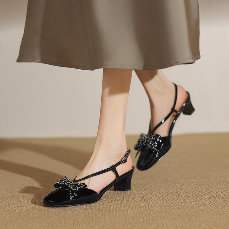 

Korean version of bag head sandals, shallow mouth back empty single shoes, spring new middle heel bow patent leather square head women s thick heel 39 чёрный