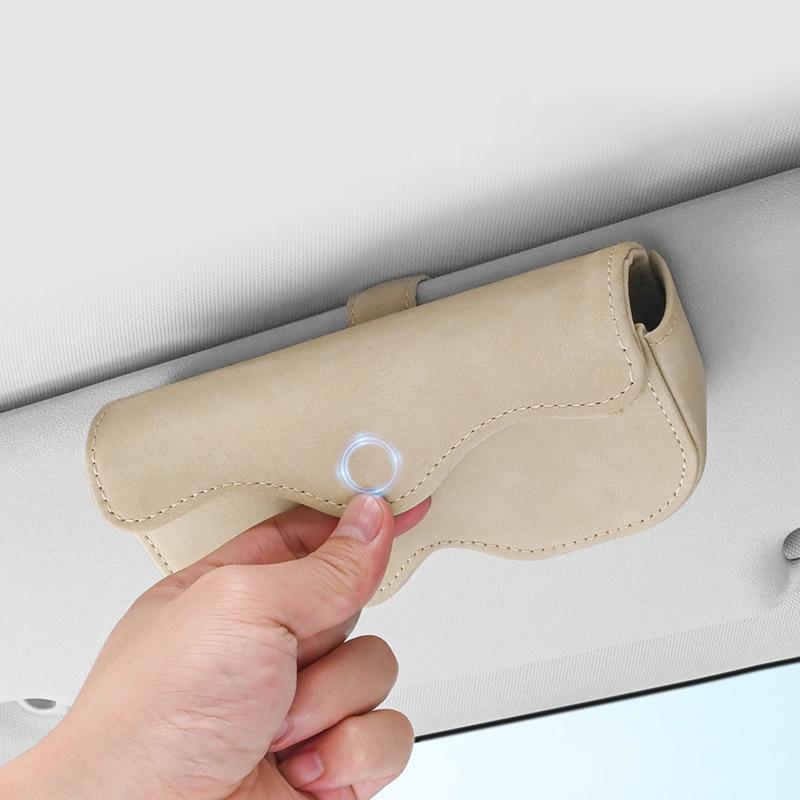Mockaläder Bilglasögonfodral Automatisk Stängning Halkfri Bil Solskydd Glasögonhållare Magnetiska Multifunktionella Glasögonklämmor