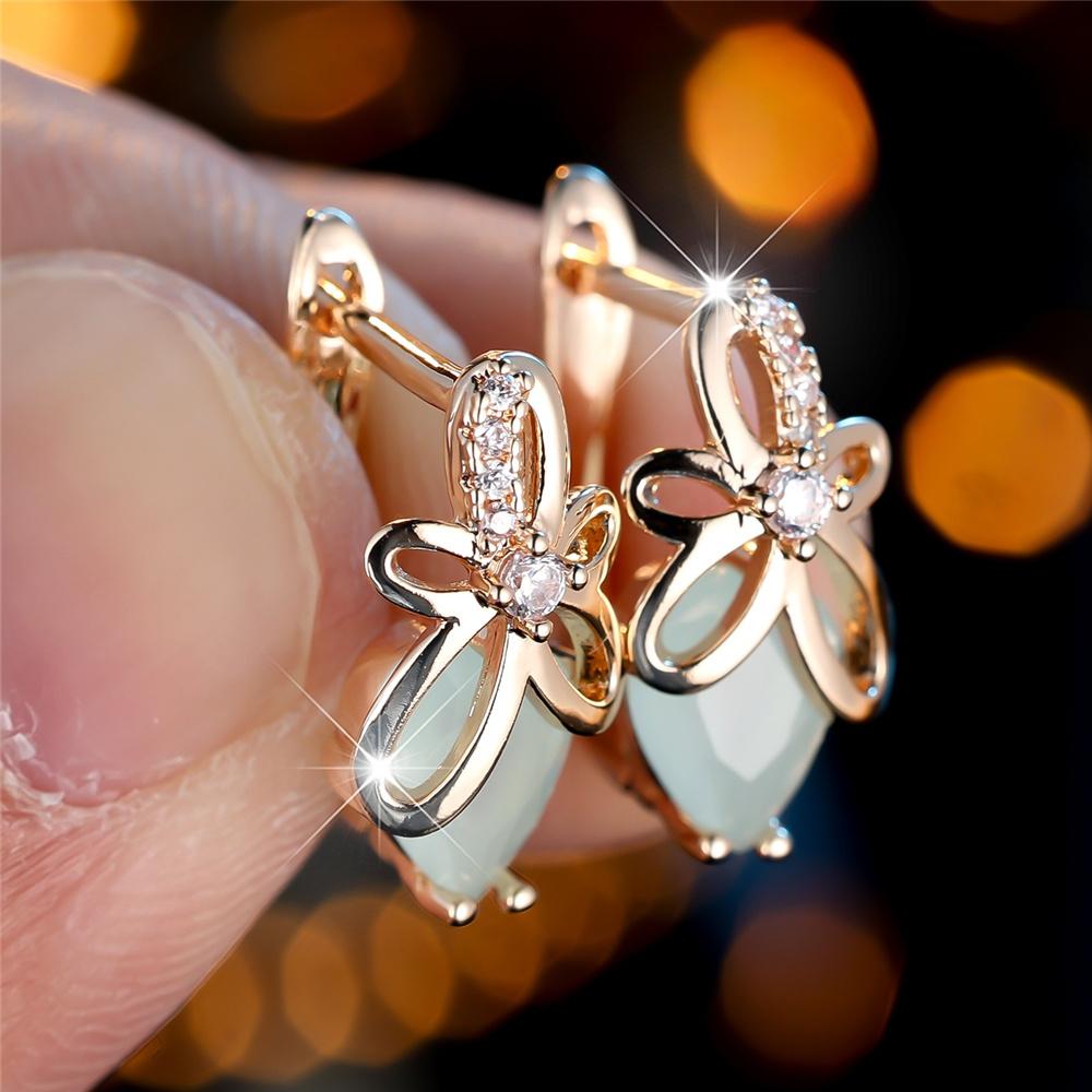 Charme Ohrringe mit weißem Zirkonstein und Blumen-Creolen Luxus Goldfarbe Hochzeits Schmuck für Damen