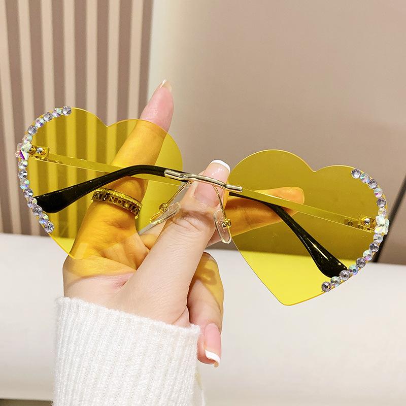 UV400 Shades Metal Frame Love Heart Glasses Rimless Eyewear Lightweight Heart Sunglasses For Beachwear Outdoor Activities Women