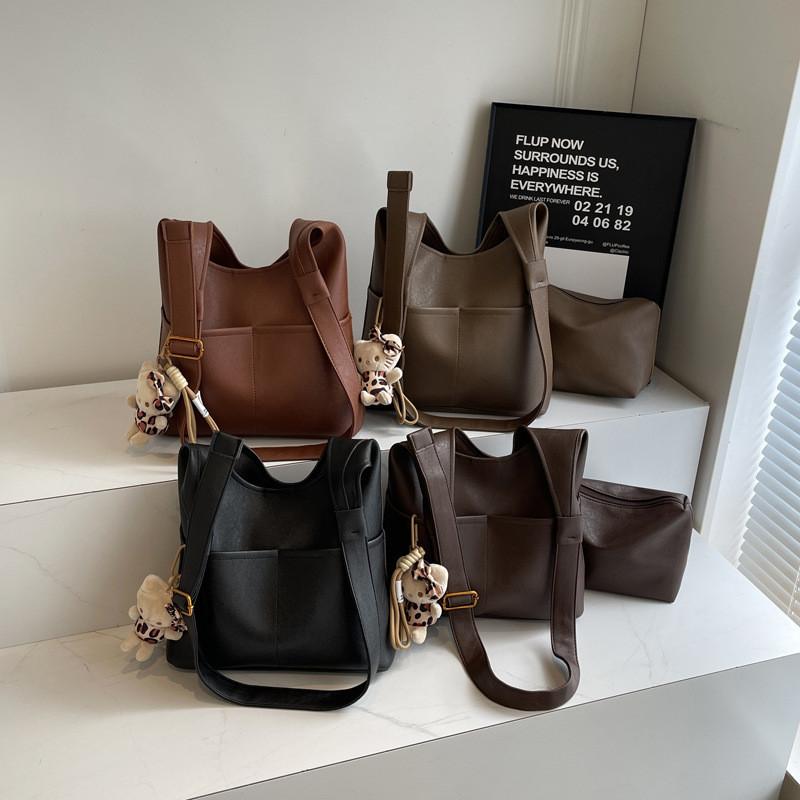 IELGY Soft Leather Lazy Style Tote Bag Ladies Retro Commuter Underarm Large Capacity Fashion Bucket Bag