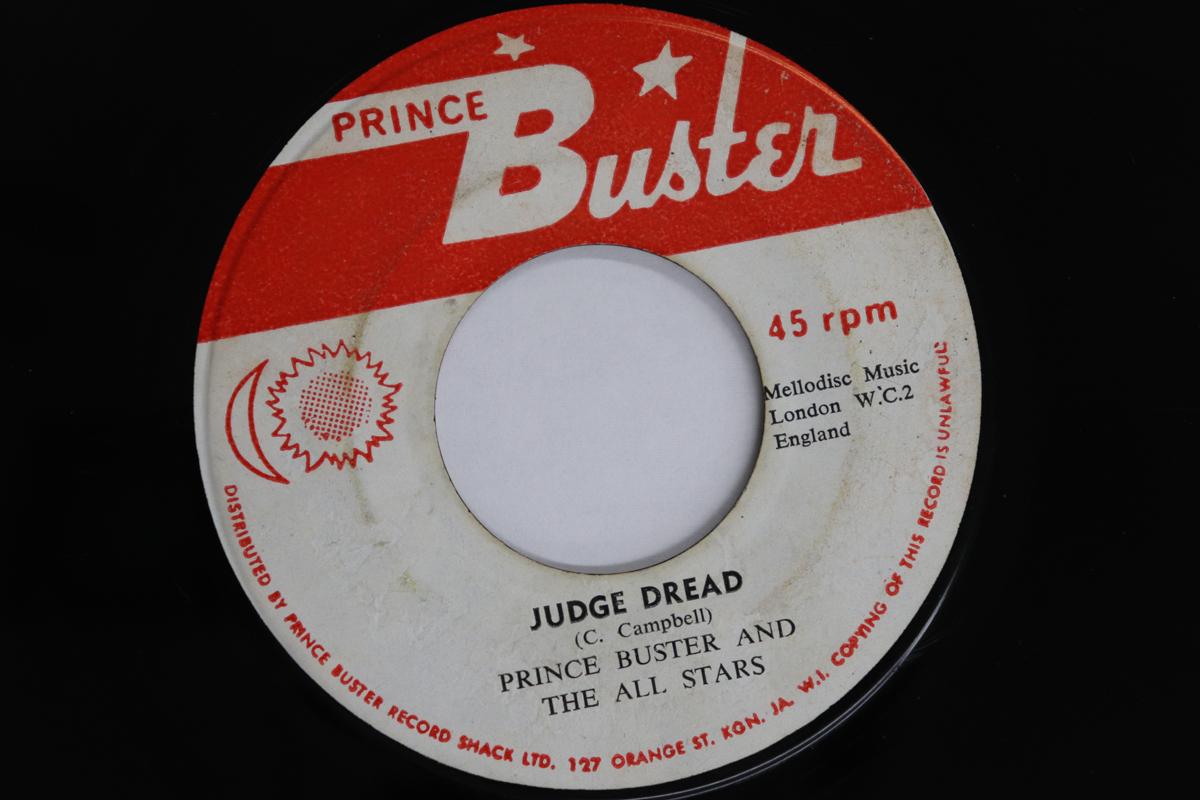 

7-дюймовая пластинка PRINCE BUSTER & ALL STARS / FITZROY - Judge Dread / Sitting In Ya Ya НЕТ PRINCE BUSTER Ямайский Регги, Ска и Даб Б/У
