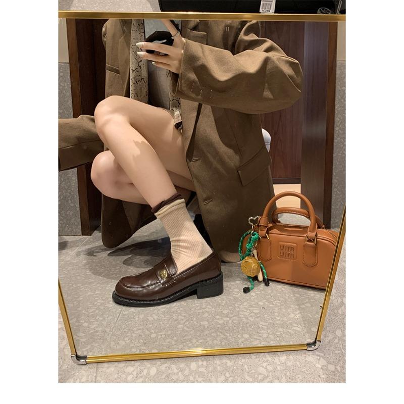 

~ Новые кожаные универсальные туфли-лоферы с круглым носком, золотой пряжкой и толстым каблуком на одной педали, женские осенние 40 коричневый