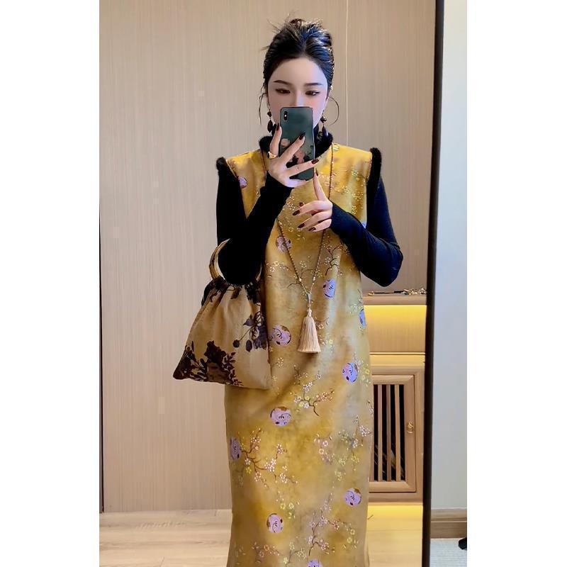 Elegant Fleece-Lined Qipao Vest Dress with Yellow Fur Collar, High-End, New Chinese Style, National Trend.