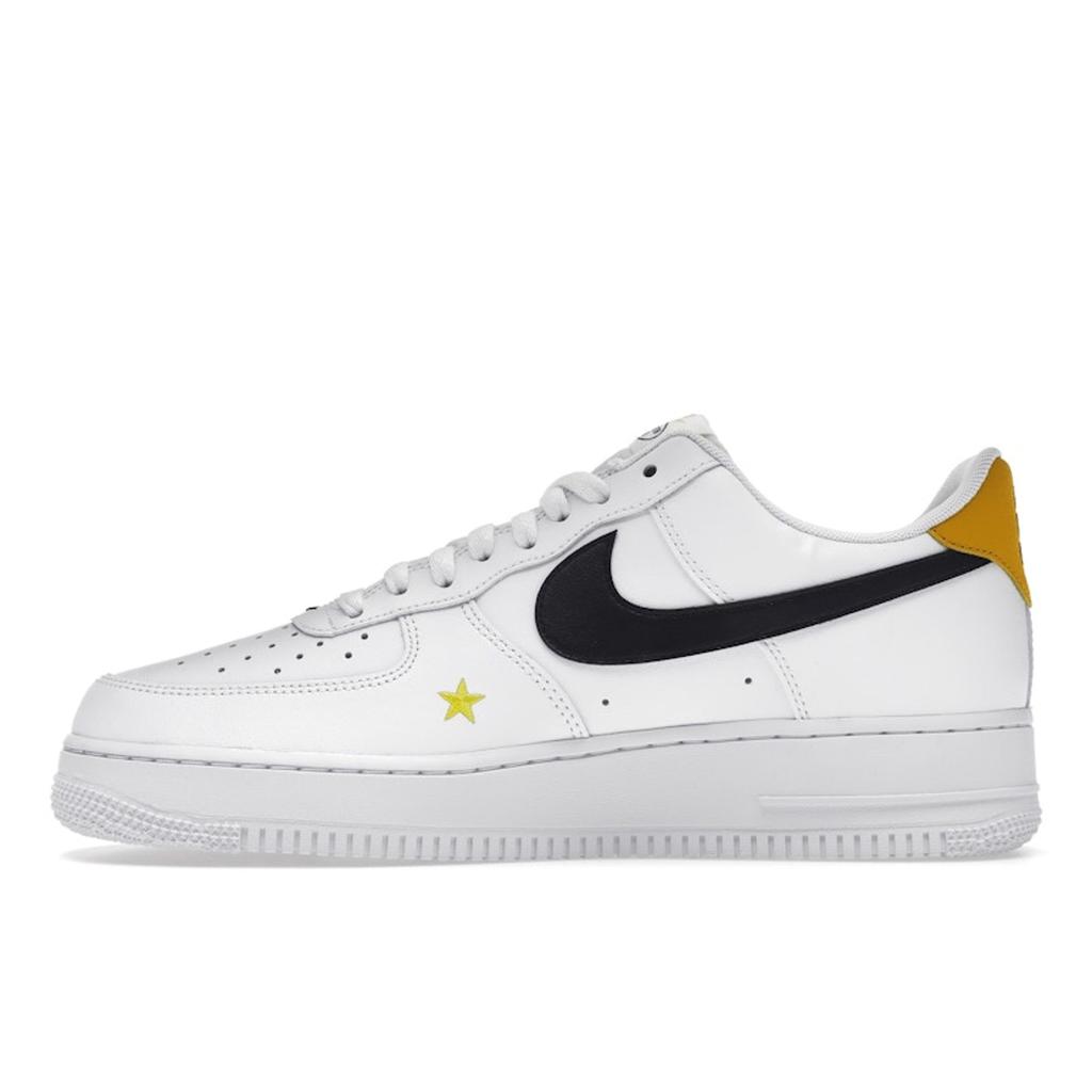 Air Force 1 07 LV8 2 Have A Nike Day Herren-Sneaker Weiß Schwarz Dunkelgelb DM0118-100
