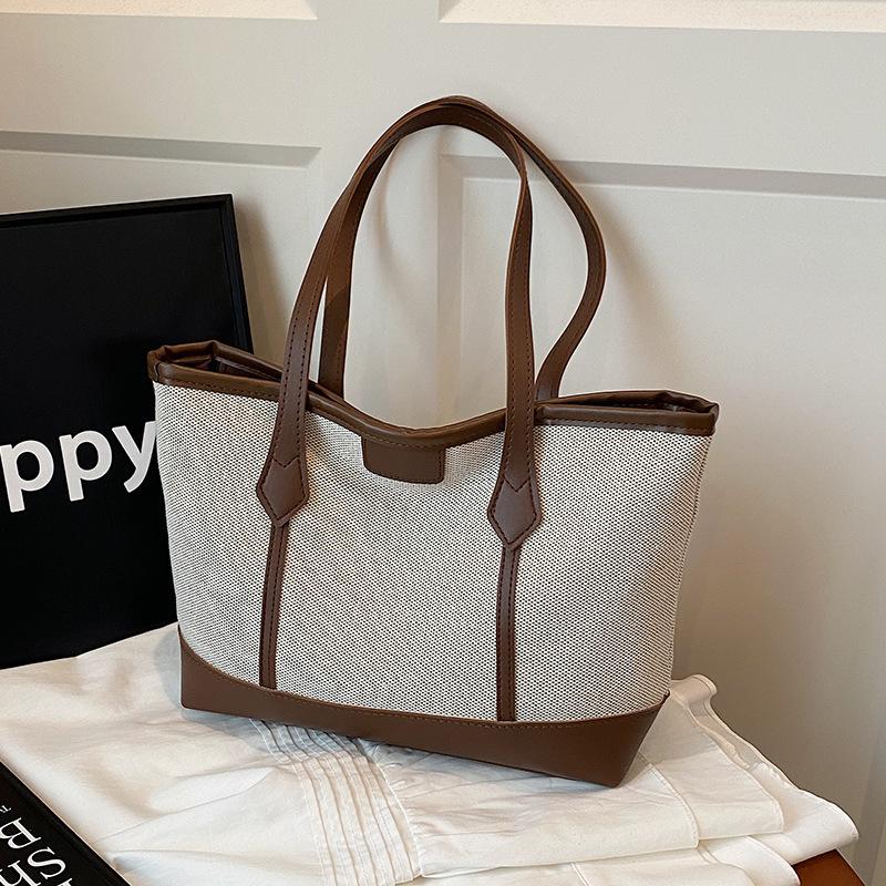 

Корейская версия контрастного цвета большой вместимости 2025 новая модная сумка-тоут для поездок на работу, простая текстурная в иностранном стиле, портативная на одно плечо, женская коричневый