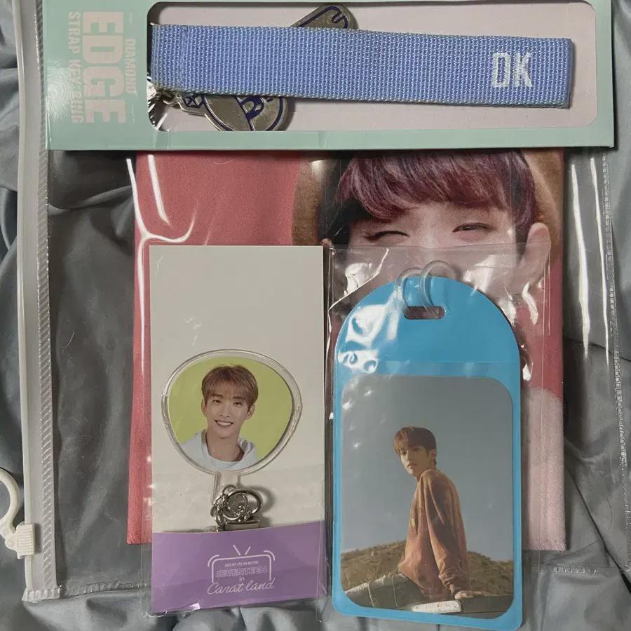 

Брелок для ключей Seventeen Dokyum Goods с голограммой и слоганом
