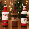 Christmas Wine Bottle Covers: Kreskówkowe dziergane rękawy ze Staruszkiem, Bałwankiem i Reniferem do świątecznych dekoracji restauracji.