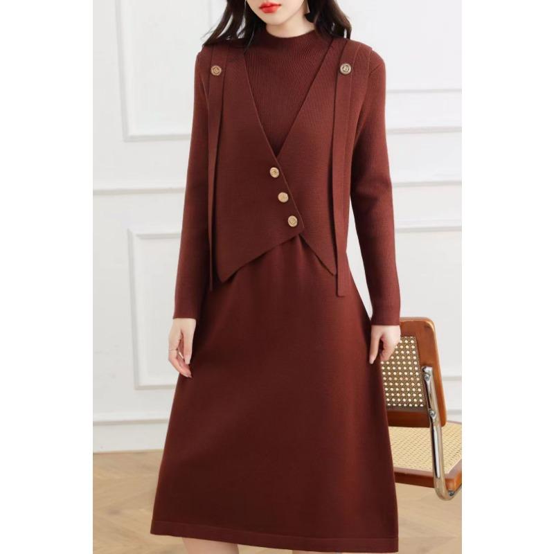 Metal buckle V-neck knitted stacked vest sweater skirt set women's autumn and winter new temperament elegant knitted sweater set
