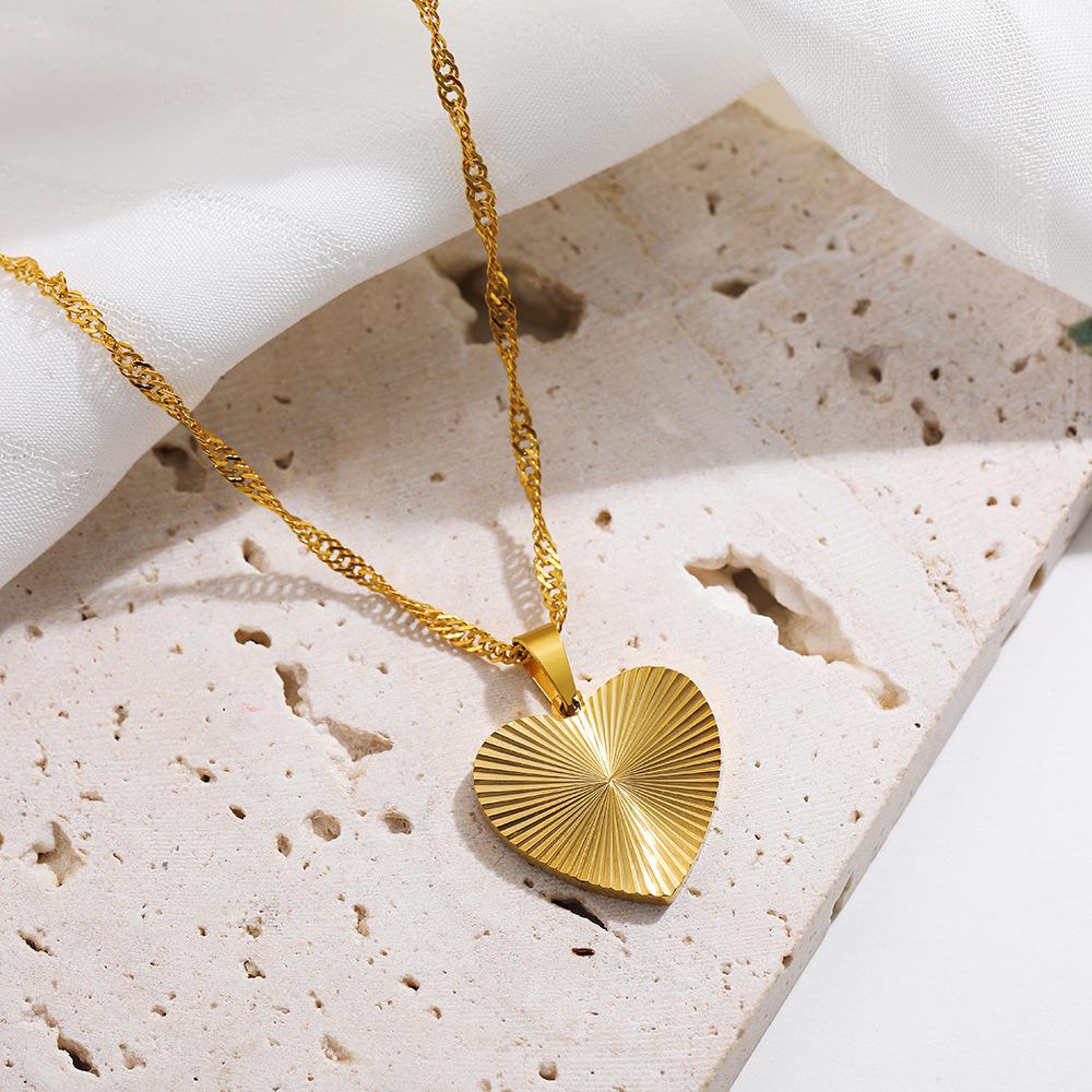Fashionable Instagram-style Heart-shaped butterfly Necklace 18K Gold-plated Stainless Steel Pendant Trending Necklace