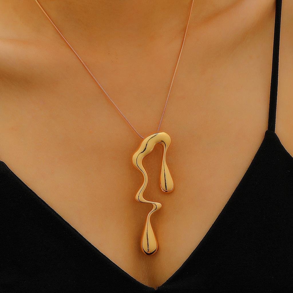 Flytande oregelbundna geometriska örhängen söta och coola personlighetsdesignkänsla enkla legeringsvattendroppeörhängen