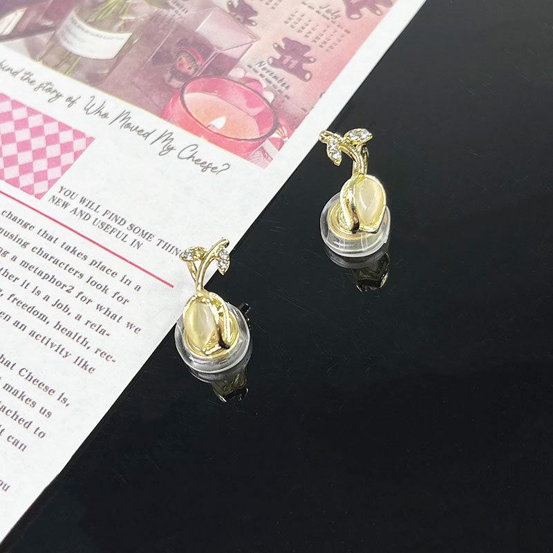 Korean Style Retro Pearl Ear Clip for Women - Mosquito Coil Holder, No Piercing, High-End, Fashionable and Versatile Luxury Earrings