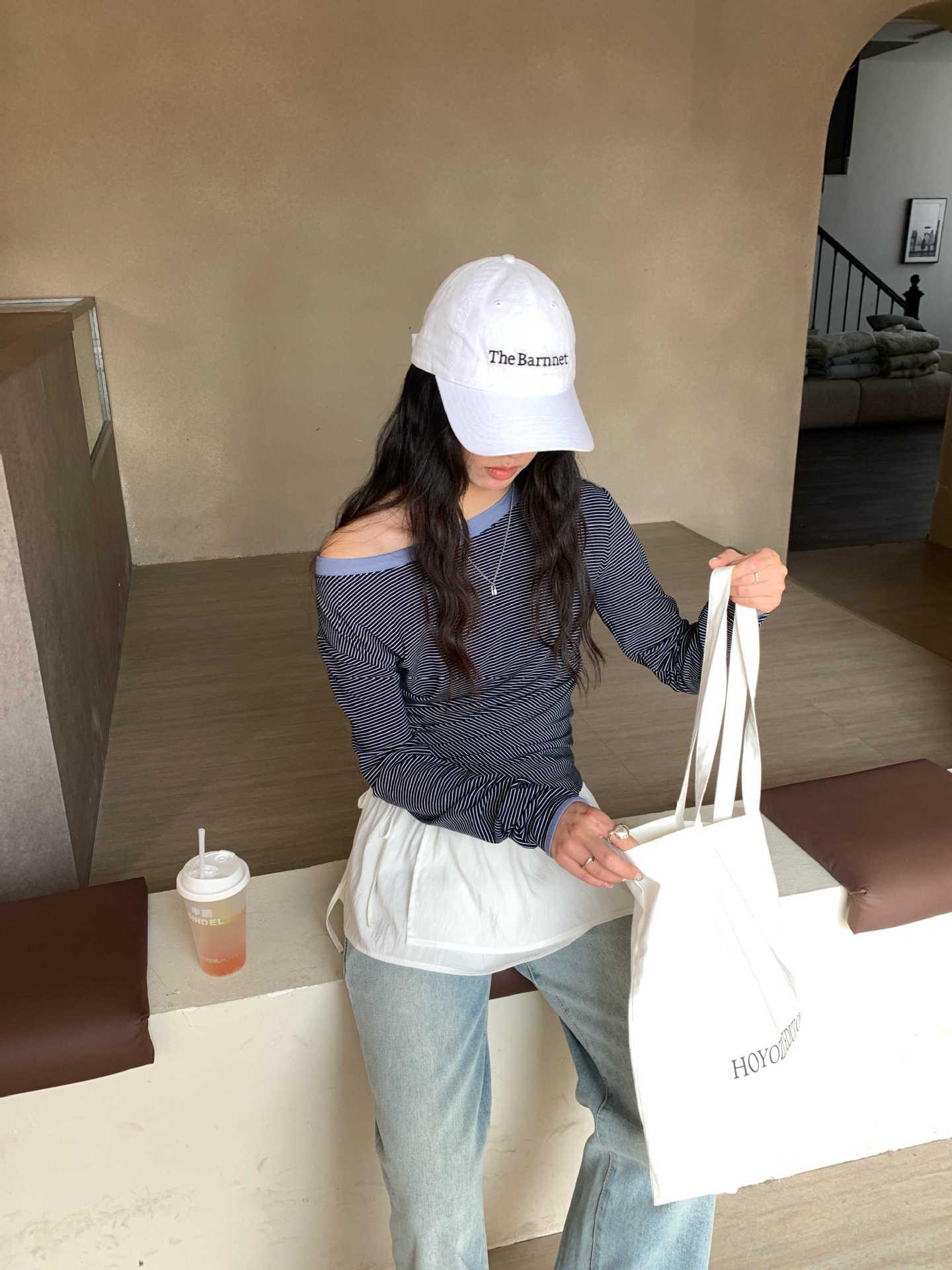 

Huang Zheng Women s Striped Long Sleeve T-shirt with Color Block Collar and Ruched Sides - Spring 2025 Collection One Size темно-синього кольору