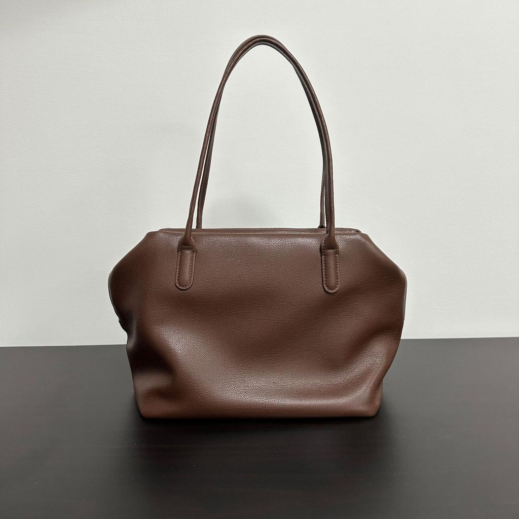 Kleine Nischen-Luxus-Achseltasche aus Top-Layer-Rindsleder, minimalistische und entspannte lässige Schultertasche, minimalistische Hand-Tragetasche mit großem Fassungsvermögen