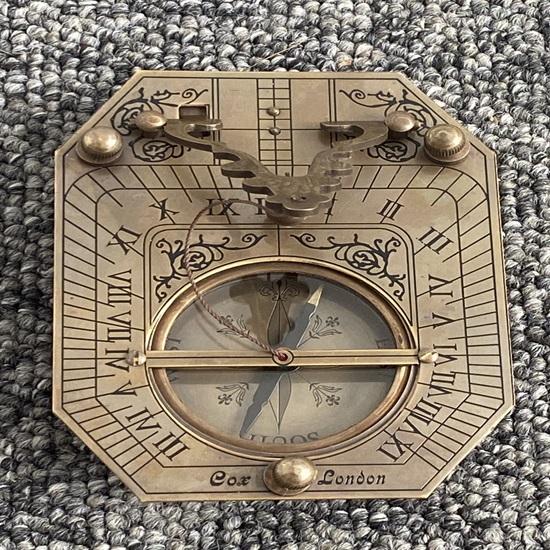 

Морские круглые солнечные часы диаметром 11,43 см.. солнечные часы-компас с гравировкой.