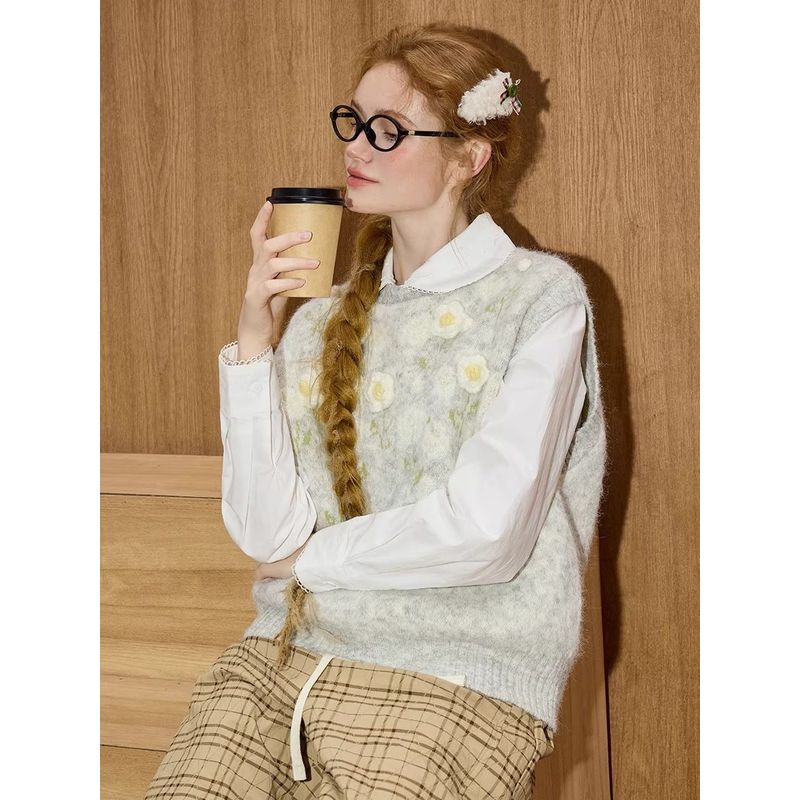 Coolhut Retro Stereo Embroidery Design, Age-Reducing Round Neck Sleeveless Knitted Vest, Autumn and Winter Vest Sweater for Women