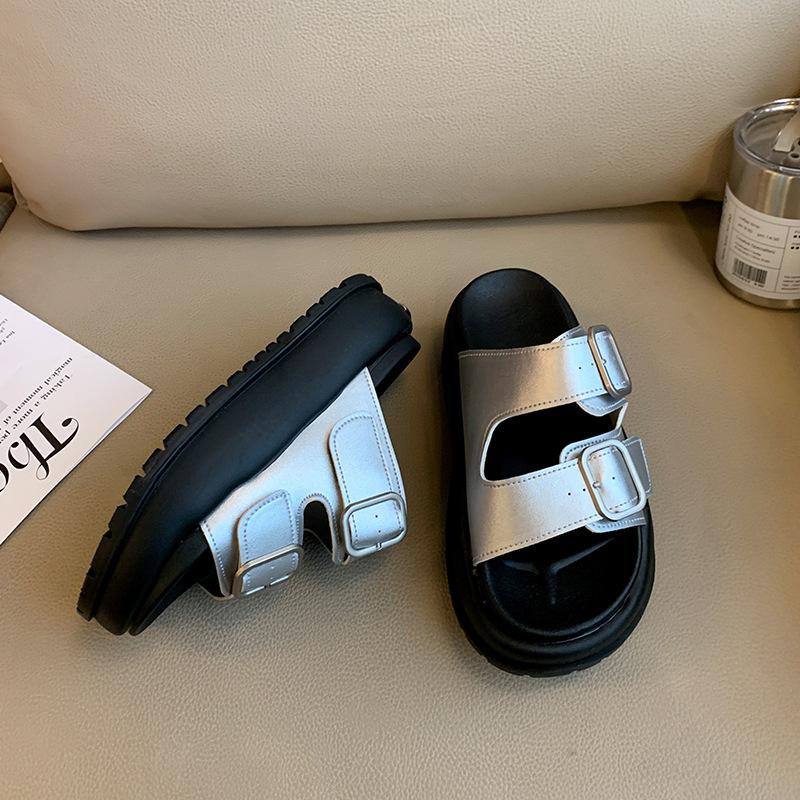 

Модные бежевые летние нескользящие шлепанцы на толстой подошве в виде полоски для женской летней носки 2025 новые прохладные шлепанцы на мягкой подошве 40 серебряный