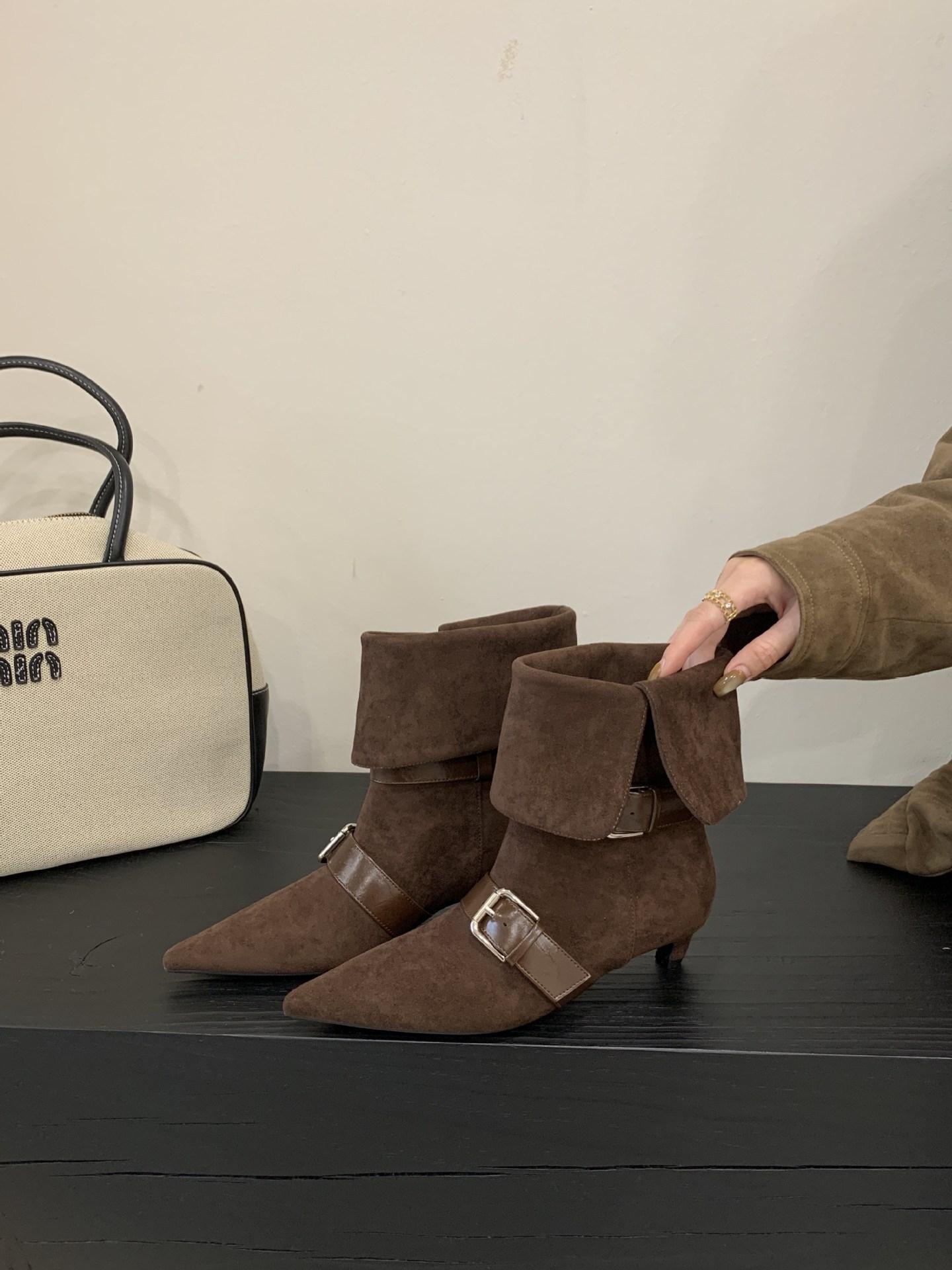 

2025 women s suede short boots fashion button boots women s new versatile west and pointed western boots 39 темно-коричневого