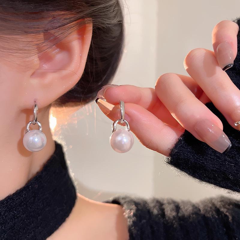 

Геометрические серьги с жемчугом в стиле Ouyang Nana: Легкая роскошь, элитный ретро-дизайн для женщин. A2137 серебряный