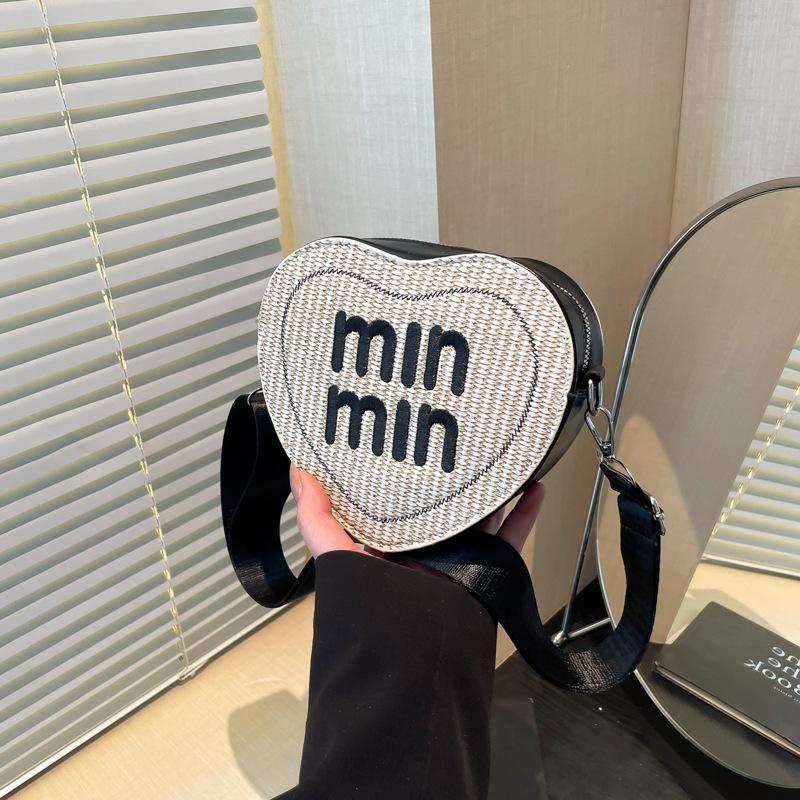 

2025 новая нишевая дизайнерская женская сумка в форме сердца любви и персика, сумка через плечо, трендовая повседневная сумка с буквенным принтом для женщин чёрный