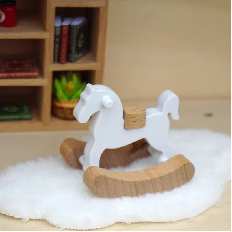 Mini Ahşap At Oyuncak Model Bebek Dekoratif Aksesuarlar Basit Küçük Ahşap At Sallanan At Bebek Evi Süsleri Ev Dekoru