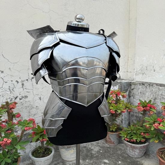 Oceľová zbroj elfkej kráľovnej  Fantasy stredoveký rytiersky oblek s čiernym plášťom Ženský bojovník Cosplay  LARP kostým
