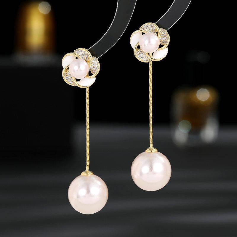 New Elegant and Elegant Women's Light Luxury Earrings with Tidal Zircon Inlaid Flowers One Pair of Simulated Pearl Earrings
