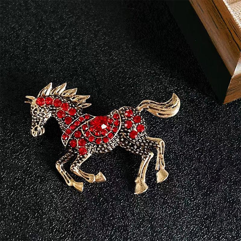 

Классика Эмалевые броши-лошадки для женщин Унисекс Креативные значки с животными зодиака Подарки на год Ювелирное украшение красный