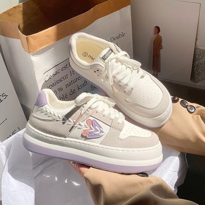 Белые женские туфли. Модные универсальные нишевые кроссовки на толстой подошве весной — фото 3