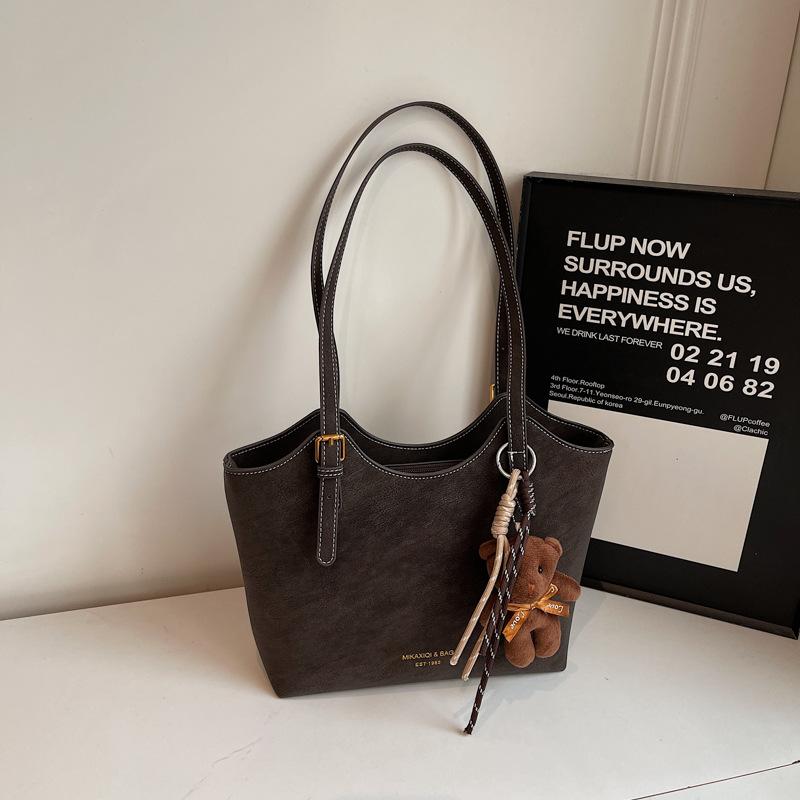 Retro large-capacity bag women's winter new casual commuter shoulder bag simple texture tote bag