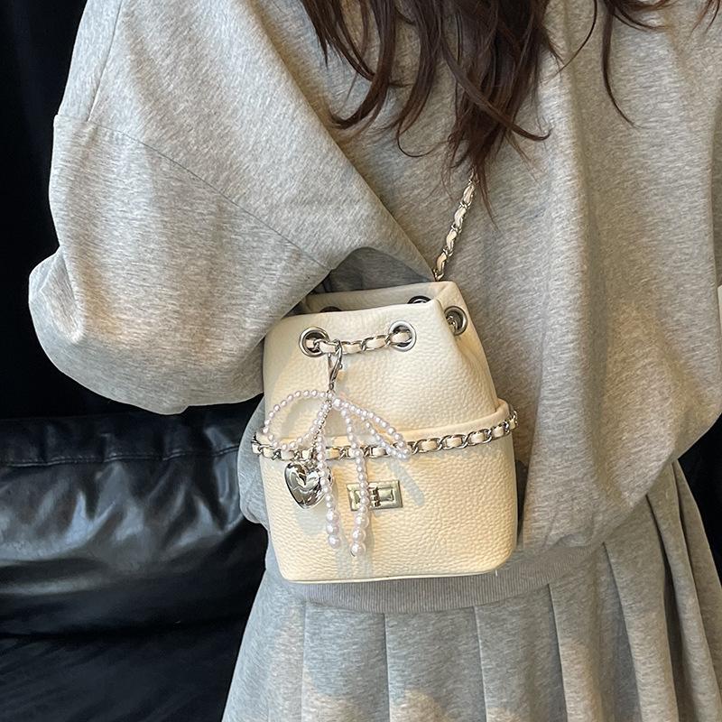 Chain bag women's spring new niche design single shoulder messenger bag is now popular bucket bag