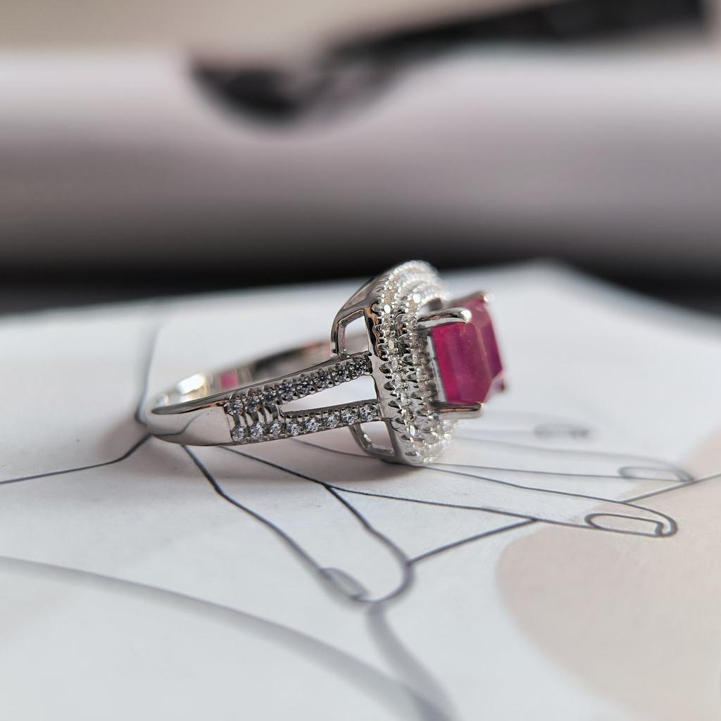 Серебряное кольцо с натуральным рубином 3.673ct, фианитами, вес изделия 4,82 гр (2205050)