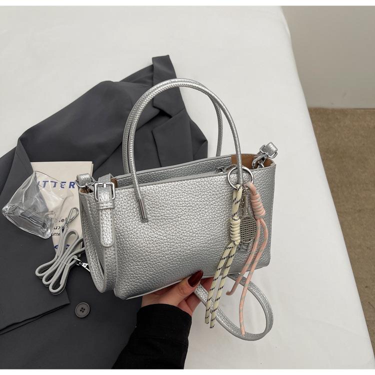 

Niche design handbag women s 2025 new fashion small square bag high-end sense versatile oblique span shoulder armpit bag