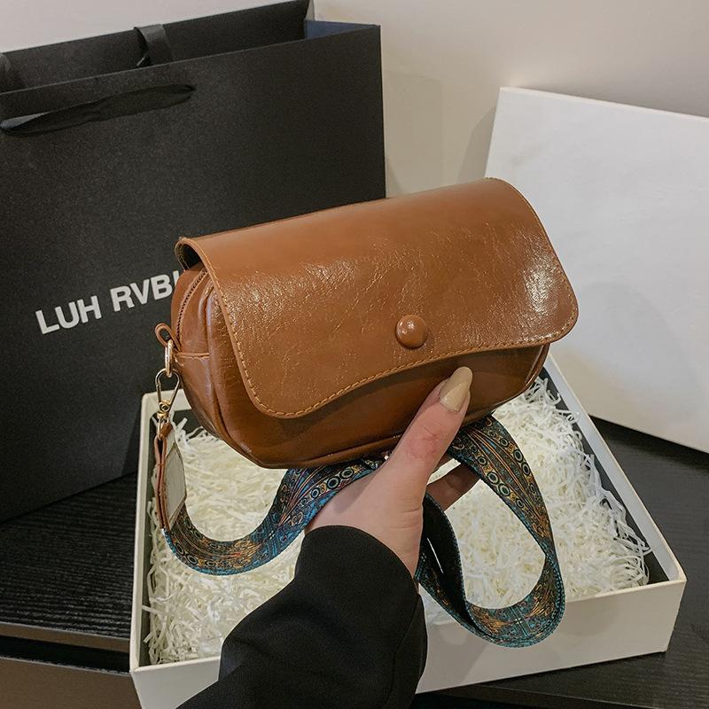 

Retro fashion bag women s 2024 autumn new trendy simple casual commuting small square bag niche design armpit bag коричневий