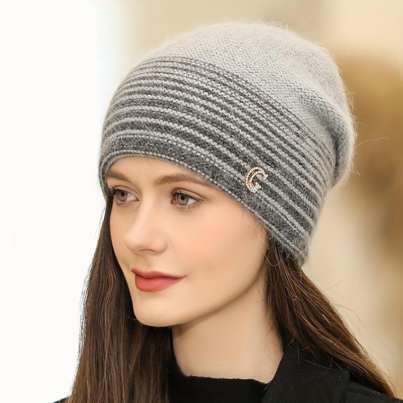 

2025 1 шт. Женская бордовая шапочка с металлическим логотипом G - Эластичная, хорошо тянущаяся посадка, Легкая теплая зимняя шапка для повседневных прогулок и праздничных вечеринок серый