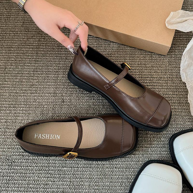 Hnědé japonské malé kožené boty Mary Jane dámské léto 2025 nové Xiaoxiangfeng s měkkou podrážkou mělká ústa jednoslovné páskové jednobotky