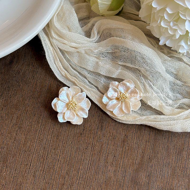 

Чжао Лусы Серьги-пусеты в виде белой камелии, как у нее (Triangle ear clip) creamy-white Camellia