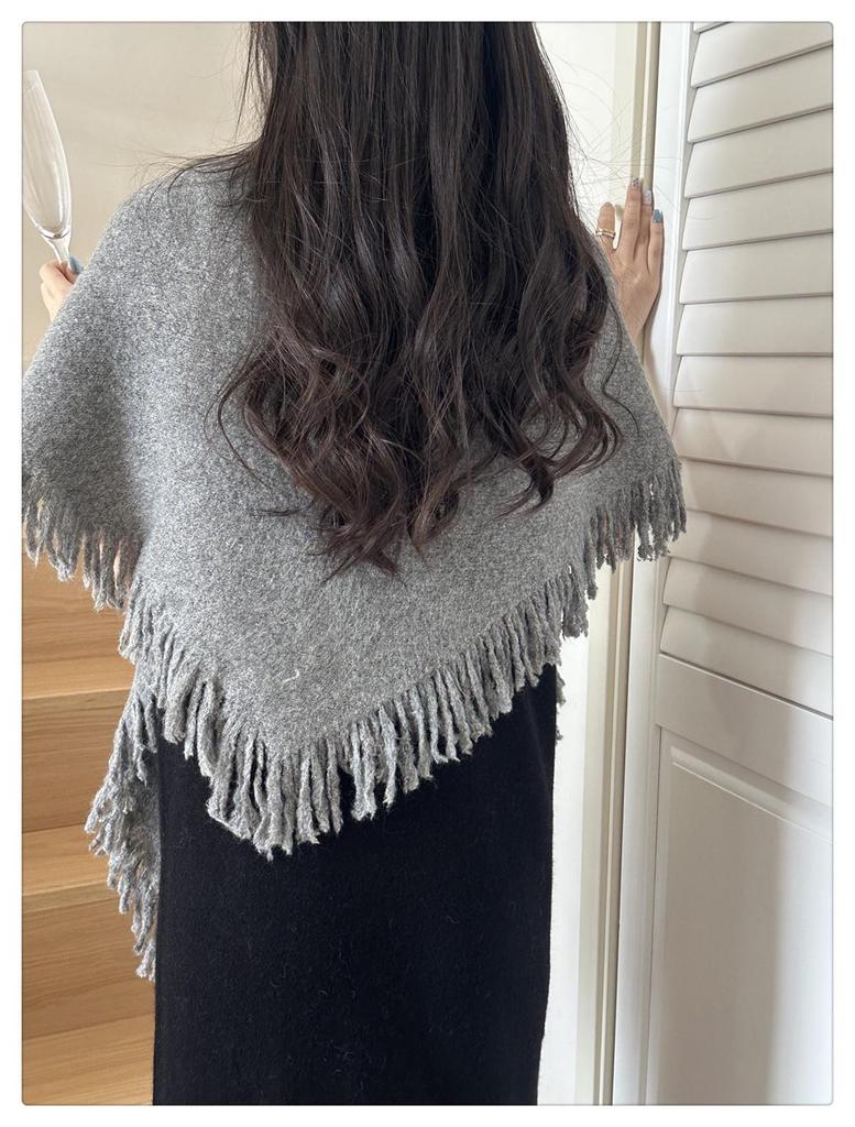 Korean-Inspired Tassel Triangle Shawl: Women's Autumn/Winter Solid Color, Versatile, Cozy Scarf.